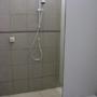 ruime douche met spatwand