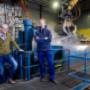 Geelhoed heeft al meer dan veertig jaar ervaring met het persen van metalen. Onze aanpak staat garant voor efficiëntie in handling, transport en export. Onze medewerkers zijn dagelijks bezig met metalen persen (pakketteren).