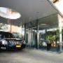 Rouwauto bij uitvaartcentrum