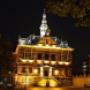 Raadhuis in de avond