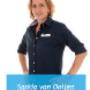 "Fysiotherapie is een mooi vak: elke keer begin je samen met een cliënt een verbetertraject. We kijken samen naar de symptomen, oorzaken en gevolgen. Ik wil dat mensen tevreden de deur uit  gaan  omdat ze hun doelen gehaald hebben. 

Soms wil ik meer dan de cliënt. Maar niet iedereen hoeft de marathon te lopen. Als iemand binnen strompelt met lage-rugpijn en na een tijdje soepel de deur uitgaat en me bijna wil omhelzen van blijdschap, is dat prachtig.

Mensen zien mij als eerlijk, open, sportief, gedreven, duidelijk en soms een tikkeltje streng. Cliënten zijn zelf verantwoordelijk voor hun herstel. Als iemand minder oefent dan we hebben afgesproken dan zeg ik daar wat van. Zolang je goed uitlegt waarom je iets vindt, accepteren mensen dat ook. 

Ik werk veel met Echo en Shockwavetherapie, bijvoorbeeld bij een hielspoor in de voet. Vroeger liep iemand maanden met pijn en moest het vanzelf over gaan. Nu kunnen we via een echo precies zien waar de problemen zitten. Met de Shockwave behandelen we gericht die plek en na drie, vier behandelingen is iemand vaak al voor 50% van zijn klachten af. Dat werkt heel goed.

Ik ga graag op zoek naar de precieze oorzaak van klachten. Ik wil de cliënt veel informatie geven, zodat hij begrijpt wat hem mankeert en wanneer hij pijn heeft, en weet wat hij er zelf aan kan doen. Een fysiotherapeut is ook een coach. Mensen moeten echt zelf aan de slag met de oorzaken. Het is niet zo dat iemand twaalf uur per dag achter zijn computer kan zitten en de therapeut masseert de pijn wel even weg. Wie niets verandert in zijn leven, krijgt geheid de klachten terug."