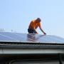 druk bezig panelen plaatsen