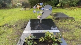 Gedenkteken met bloemen