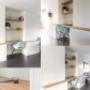Kastwand, bank en eettafel.