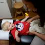 Kinderchiropractie Utrecht, Chiropractor Michele behandelt een kind
