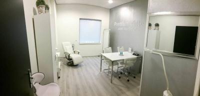 De-Premium-White-Studio