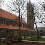 Kerkgebouw vanaf begraafplaats