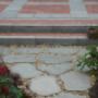 terras met flagstones pad