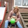 In onze eigen mooie natuurtuin kunnen de kinderen altijd lekker buitenspelen. Gewoon lekker kunnen rennen om je energie kwijt te kunnen is belangrijk. Daar hebben we alle ruimte voor. Ook doen we veel leuke uitstapjes in de omgeving. Even naar het strand of de supermarkt: het kan allemaal.