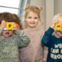 We bieden voldoende uitdaging voor alle leeftijdsgroepen. Jonge kinderen doen aan peuterdans, maar spelen ook graag in de poppenhoek of met ontwikkelingsgericht speelgoed. We gaan ook vaak naar buiten, bijvoorbeeld om lekker te spelen bij de watertafel.