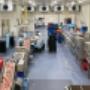 Uitsnijden van filet
Onze kip komt binnen, al geslacht en geplukt. Onze vakmensen snijden direct de kipfilets eruit met professionele technieken en apparatuur, zodat ze mals en van topkwaliteit blijven.