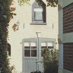 In het koetshuis
