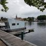 Tiny Houseboat van Bootverhuur Friesland | Genieten op het water onderweg in de haven van Blokzijl