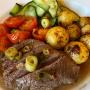 Biologische kalfsoester met krielaardappel, tomaat en courgettelinten