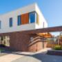 Arc2 architecten heeft een ontwerp gemaakt voor een comfortabele villa in Vogelhorst Almere. Het woonhuis bestaat uit twee lagen met een karakteristieke plint. Dit element creëert in de context van de kavel een intieme en beschutte plek voor de bewoners, de schil markeert de overgang tussen publieke en private ruimte en vormt door de grillige materialisering een contrast met de glad gestucte verdiepingslaag. De afgeronde hoek in de buitenwand geleid de bezoekers richting de entree van het woonhuis.
