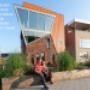 Casa Mirador, huis met het uitzicht, ontleent zijn naam aan het grote glazen ‘oog’ dat uit het volume van het huis steekt. De villa aan de dijk van het Markermeer in Almere Noorderplassen heeft aan de voorzijde een spectaculair uitzicht over het meer en het aanliggende natuurgebied. In het ontwerp komt dit tot uiting door de woonkamer op de derde verdieping te situeren met de opvallende en ruimtelijke glazen erker.