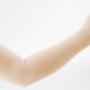 Elastische kousen | Huidtherapie Huizen

Wat zijn elastische kousen?

Therapeutisch Elastische Kousen worden ook wel steunkousen genoemd of TEK. Ze geven druk op een ledemaat waardoor bijvoorbeeld voorkomen kan worden dat een been of arm dik wordt. De kousen worden voorgeschreven door een de huisarts of specialist en worden door ons opgemeten. Wij verzorgen het aanmeten van kousen in Baarn, Hilversum, Huizen & Loosdrecht.

Er zijn verschillende soorten kousen. Dat kunnen dunnere (rondbrei) of dikkere (vlakbrei) kousen zijn. De kous wordt aangemeten op een slank arm of been. Mocht de arm of been nog dik zijn dan moet er eerst gezwachteld worden. Het soort kous wordt bepaald door de indicatie, dus de reden waarom de kous gedragen moet worden en de hoeveelheid oedeem er in de arm of het been zat. Het is dus afhankelijk van verschillende factoren.