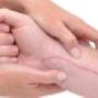 Littekentherapie | Huidtherapie Huizen

Wat is littekentherapie?

Wanneer een wond niet goed geneest kan er een atrofisch (naar binnen getrokken), hypertrofisch (ligt boven op de huid) of zelfs een keloïd (woekering van littekenweefsel) litteken achterblijven. De verschijnselen die zich kunnen voordoen bij een litteken zijn: slechte doorbloeding, verdikking, verharding, verkleving, zwelling (door oedeem), roodheid of andere verkleuring, pijn, jeuk en bewegingsbeperking. Wanneer je hier last van hebt kun je bij ons terecht voor littekenbehandeling.