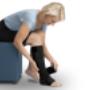 Klittenbandsystemen | Huidtherapie Huizen

Wat zijn klittenbandsystemen?

Soms is het niet mogelijk om een elastische kous te gaan dragen omdat een been niet dunner wordt of de huid erg fragiel is. Dan kan het mogelijk zijn dat wij een klttenbandsysteem aanmeten. Dit is een combinatie van een kous en een zwachtel die aan elke omvang aangepast kan worden. De kous wordt met een klittenband vastgezet. Het wordt ook als extra ondersteuning ’s nachts gebruikt i.c.m. een elastische kous.