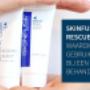 Microneedling / SkinPen |
Huidtherapie Huizen

Wat is Microneedling en de SkinPen?

Microneedling is een effectieve manier om de huid in de diepte te vernieuwen en te verbeteren. Wij maken gebruik van de Skinpen. De SkinPen behandeling is een medische microneedling behandeling om de huid in de diepte te vernieuwen en te verbeteren. Door middel van kleine, steriele naaldjes worden zuivere microkanaaltjes in de huid gemaakt waardoor het huideigen wondgenezingsproces wordt aangezet. Hiermee wordt de aanmaak van collageen en elastine gestimuleerd. Collageen zorgt voor volume en stevigheid van de huid, terwijl elastine zorgt voor de veerkracht van de huid.