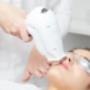 Elektrische epilatie | Huidtherapie Huizen
Wat is elektrische epilatie?

Dit is een vorm van definitief ontharen waar wij gebruik van maken als de haren niet behandeld kunnen worden met laser ontharen. Dit kan zijn omdat de haren te licht van kleur zijn. Wij maken gebruik van de blend-methode, die met elektriciteit werkt. Bij de behandeling wordt zowel hoogfrequente wisselstroom als gelijkstroom toegepast. Dit is een zeer veilige en efficiënte methode voor het definitief verwijderen van ongewenste haren.