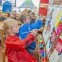 Onze pedagogisch medewerkers werken intensief samen met de leerkrachten. Zo bouwen we aan de toekomst. We hebben een gezamenlijke visie. Dit betekent dat de kinderen zowel op school als bij de opvang worden begeleid in een veilige, ontwikkelingsgerichte omgeving.