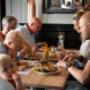 HomeKinderen blij, ouders blij!
Kinderen blij, ouders blij!
Kinderen bij Laurel’s
We vinden het belangrijk dat ook onze kleine gasten het naar hun zin hebben.

We hebben een aparte kinderkaart en ze kunnen zich prima vermaken in onze grote speelhoek, of met spelletjes en kleurplaten aan tafel.

Stoelverhogers, kinderstoelen en verschoontafel zijn uiteraard aanwezig.
