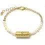 Een schitterend dames armbandje met een Limited Edition C.U.S.® kraal, zuivere natuurlijke zoetwaterparel kralen en DQ verguld jasseron.De C.U.S®. kraal heeft de tekst "Live, Love, Laugh" en is DQ verguld met een coating van 24K goud. Deze kraal is handgemaakt in Griekenland. Elke zijde is gegraveerd en geëmailleerd. Met handig verlengkettinkje, zodat de armband voor meerdere maten geschikt is.