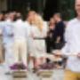 Een walking dinner wat is dat? Bij een walking dinner eet u staand aan statafels of zit u in een lounche hoek of op het terras. Ondertussen serveert de chef overheerlijk vers gemaakte lekkernijen aan u.