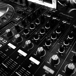 De DJ School van Den Haag en Rijswijk, De DJ COACH