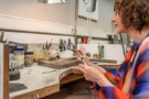 Nicoline van Boven aan het werk in haar goudsmidatelier in Kapelle Zeeland