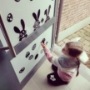 Raamstickers glurende paashaasjes