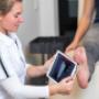 Een onderzoek bestaat uit een aantal onderdelen. Zo wordt er gekeken naar uw stand, de mobiliteit van uw voeten, knieën heupen of rug wordt getest. Met behulp van 3d scans maken we afdrukken van uw voeten.