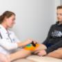 Medical tape is een methode waarbij elastische tape gebruikt wordt om de spieren in hun functie te ondersteunen zonder daarbij de beweging te beperken.
De medical tape is een techniek die toegepast wordt als aanvulling op onze al bestaande methodieken, om het herstel te bespoedigen.