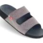 Voor al die momenten dat er geen gewone schoenen gedragen worden, blootsvoets in huis, tijdens zomervakanties of vanwege religieuze overtuigingen. Uw correctie in een mooie moderne zomerslipper of sandaal