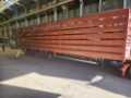 Grote staalbalken klaar voor transport